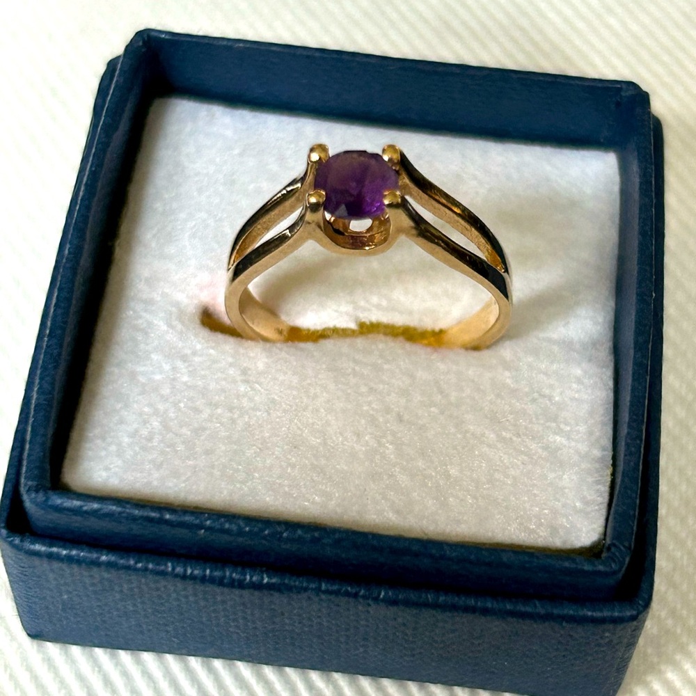 14 Solid Gold & Amethyst ring